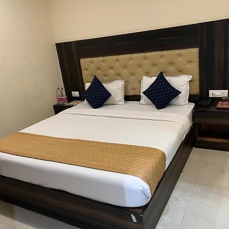 Hotel Ivy Plaza Luxury New Delhi Bagian luar foto