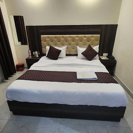 Hotel Ivy Plaza Luxury New Delhi Bagian luar foto