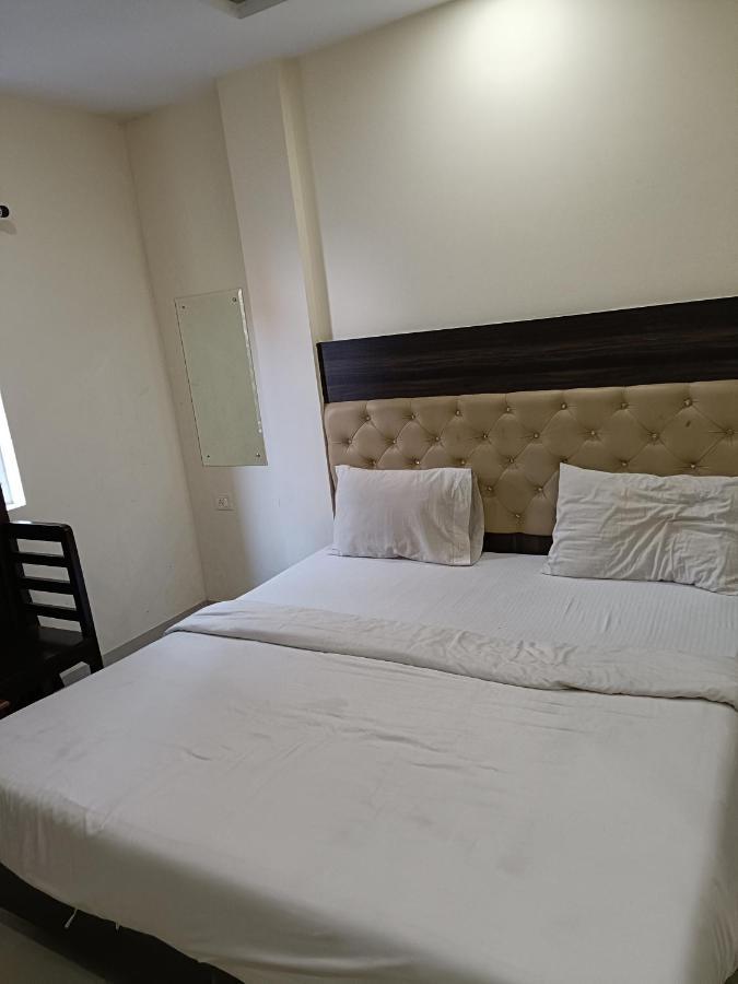 Hotel Ivy Plaza Luxury New Delhi Bagian luar foto