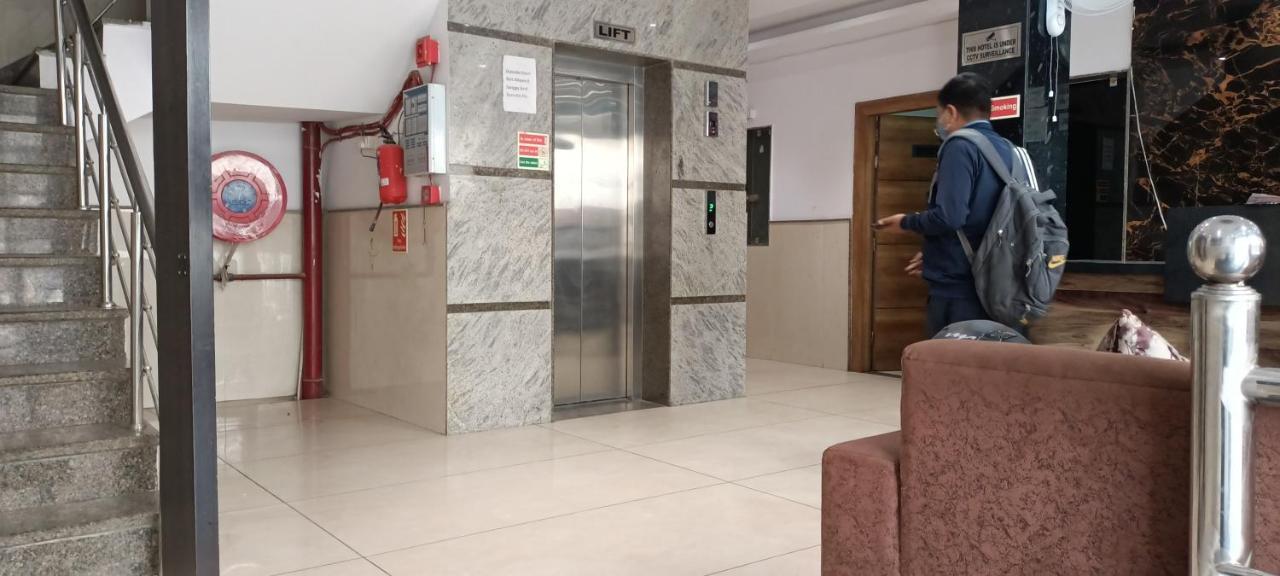 Hotel Ivy Plaza Luxury New Delhi Bagian luar foto