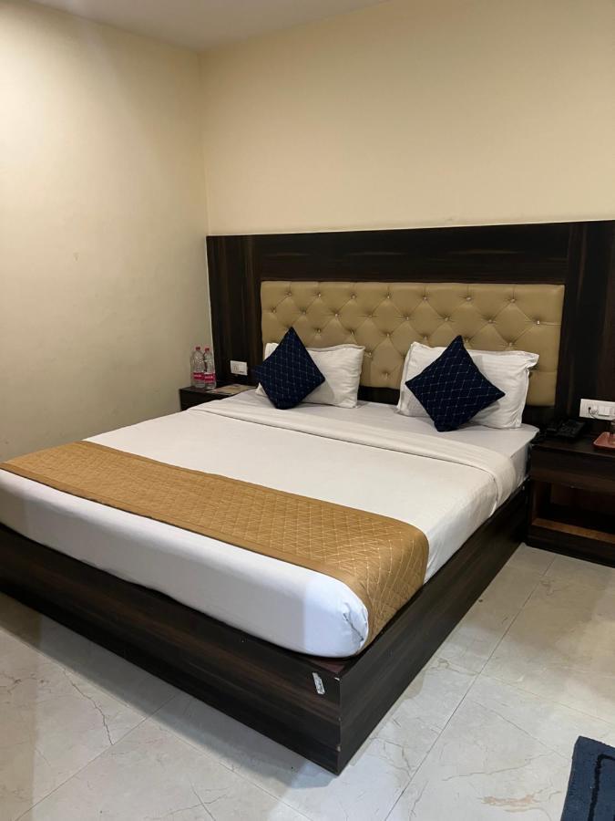 Hotel Ivy Plaza Luxury New Delhi Bagian luar foto