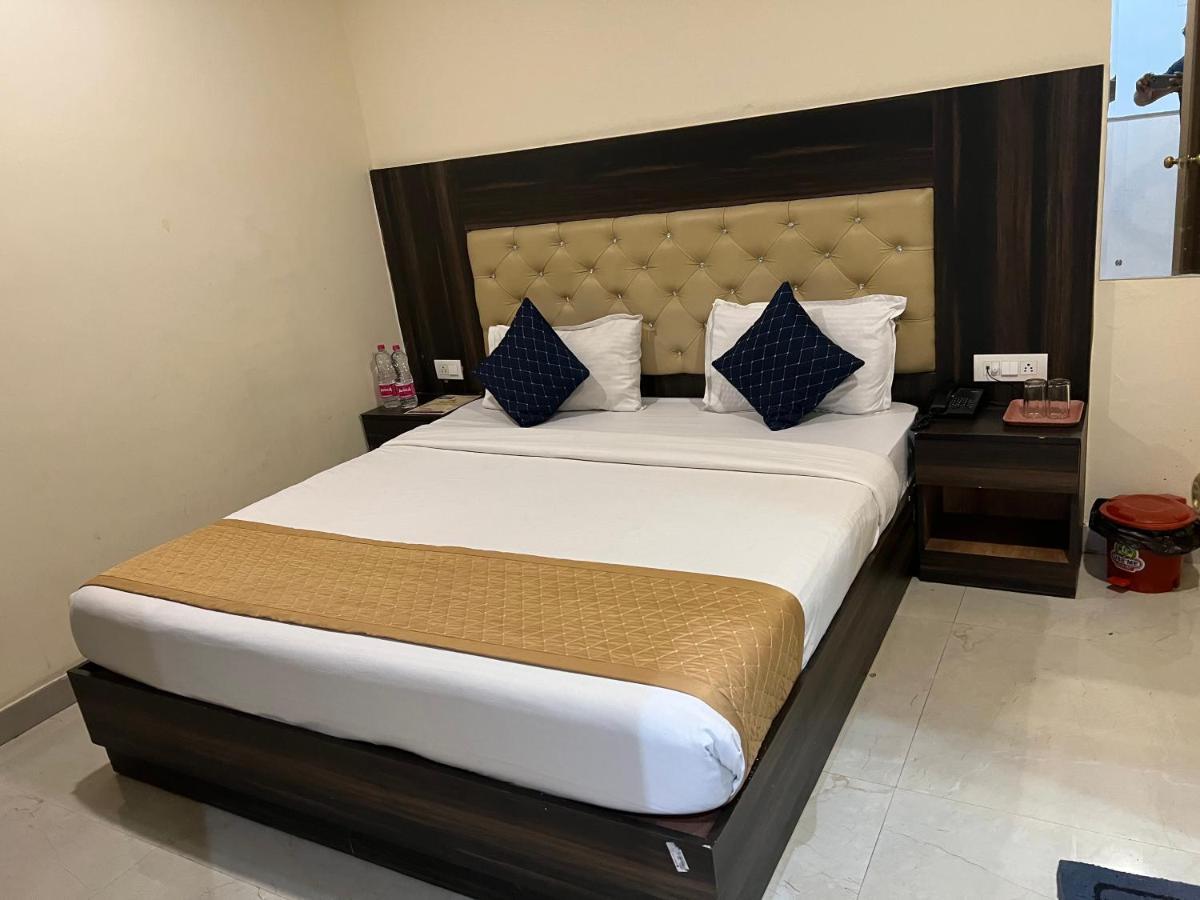 Hotel Ivy Plaza Luxury New Delhi Bagian luar foto