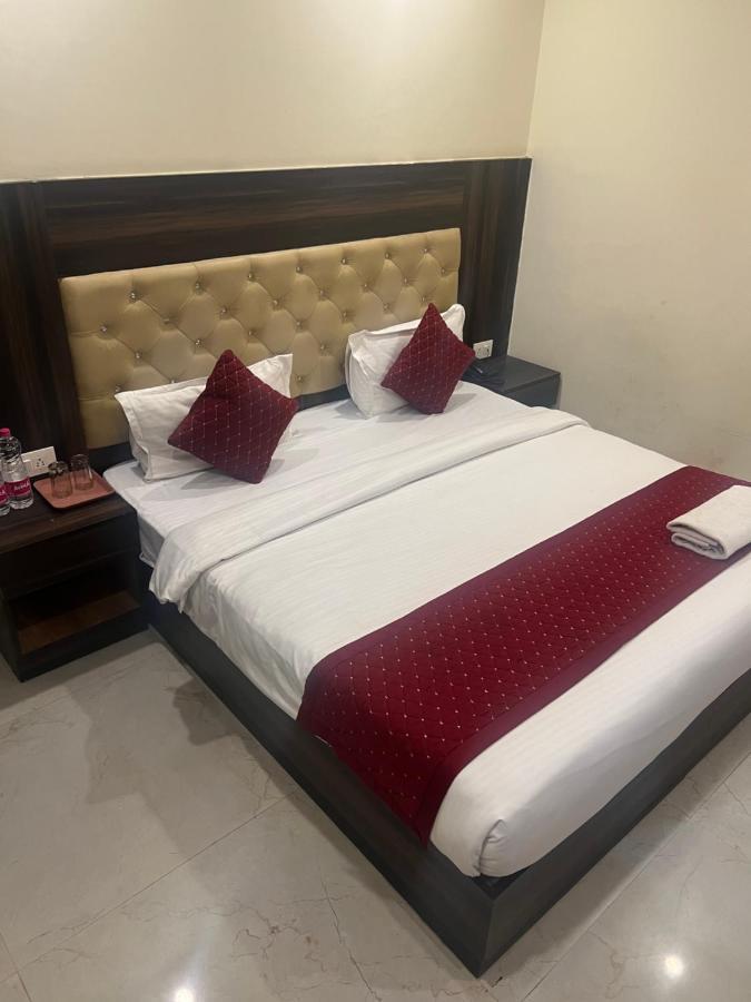 Hotel Ivy Plaza Luxury New Delhi Bagian luar foto