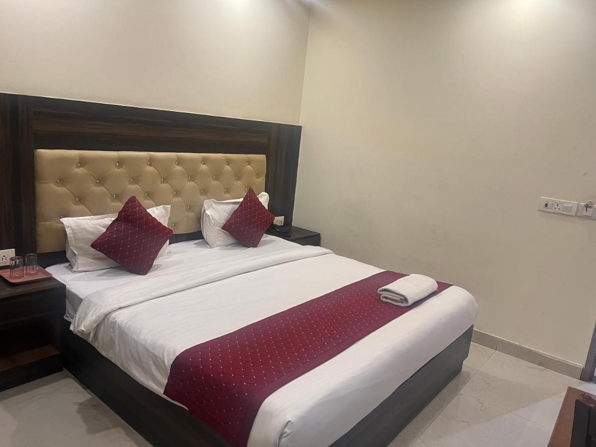Hotel Ivy Plaza Luxury New Delhi Bagian luar foto