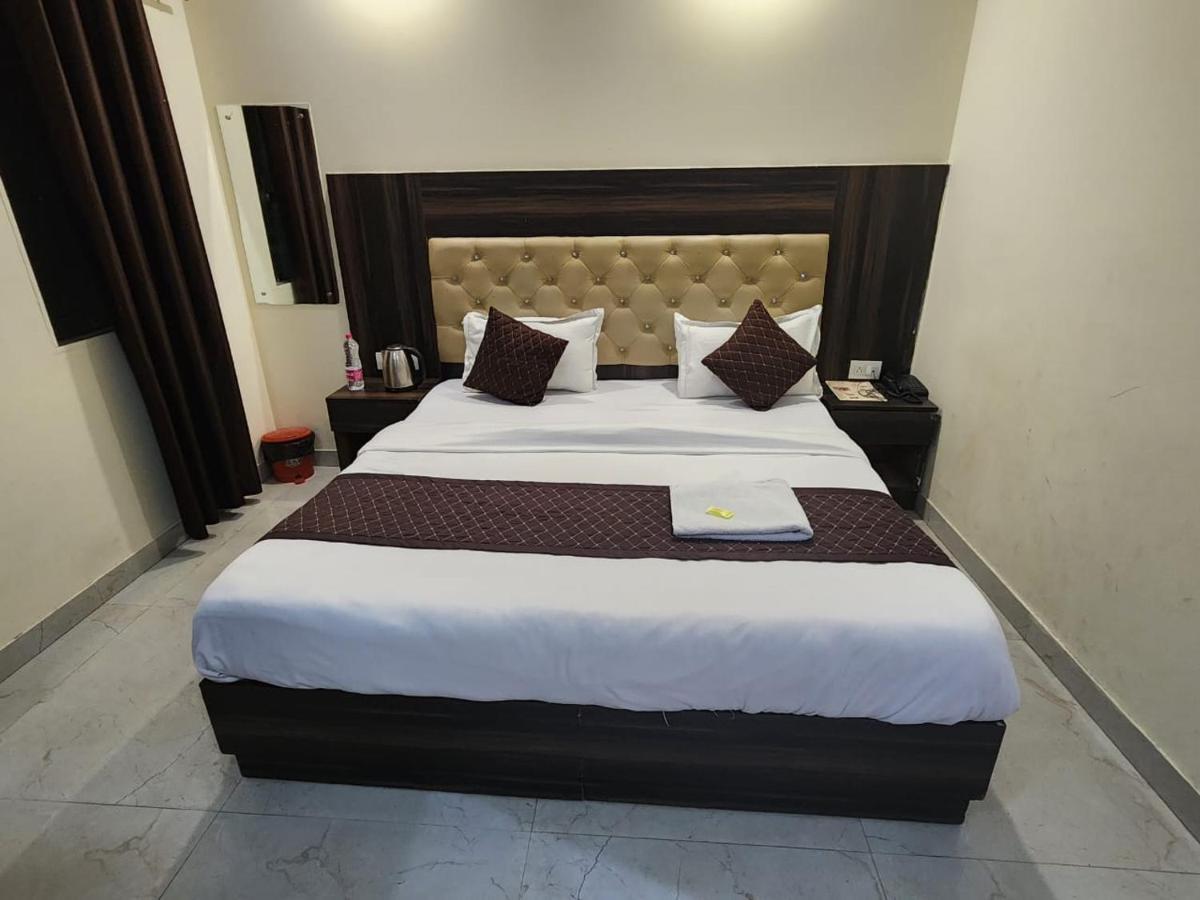 Hotel Ivy Plaza Luxury New Delhi Bagian luar foto