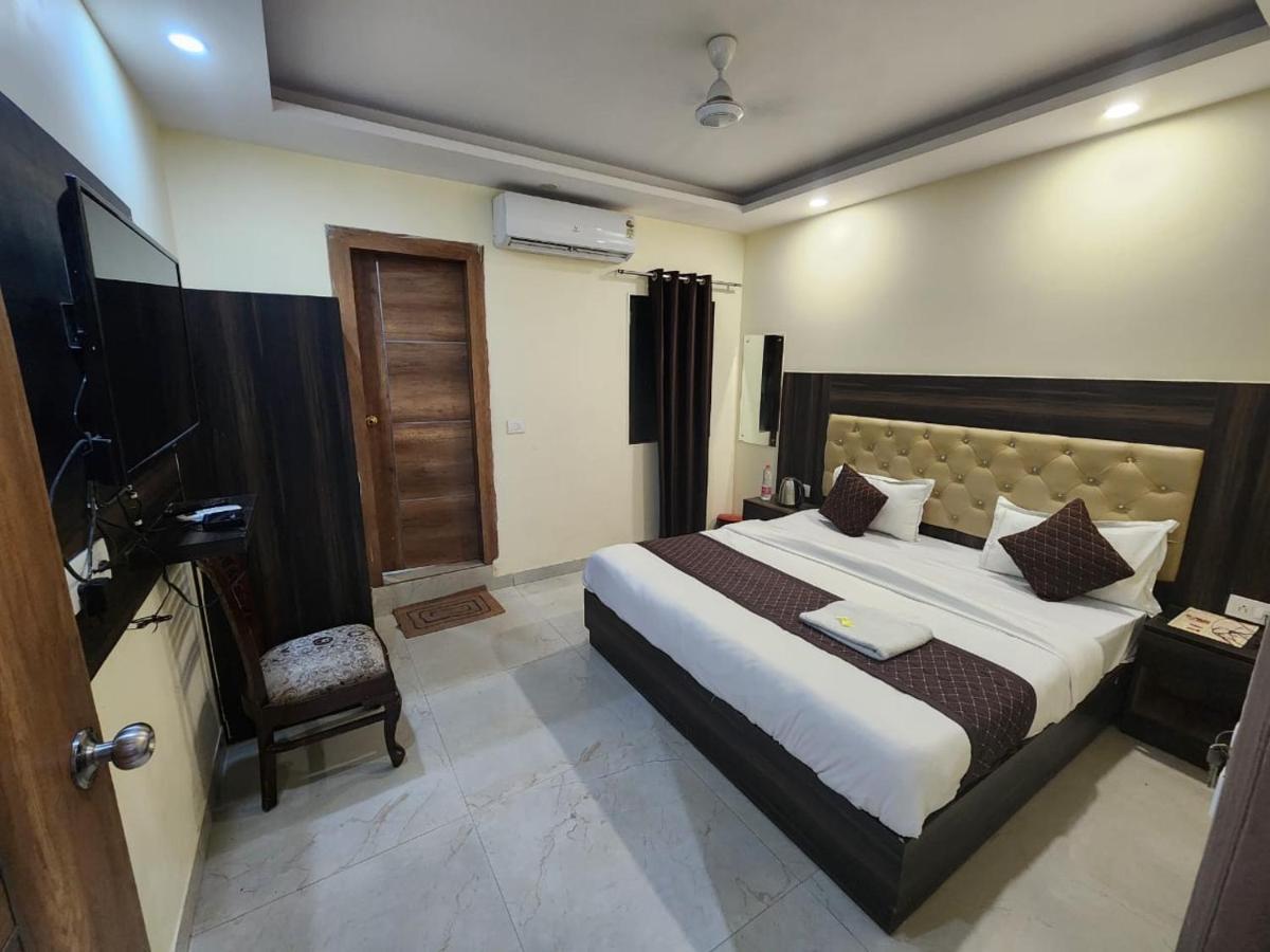 Hotel Ivy Plaza Luxury New Delhi Bagian luar foto