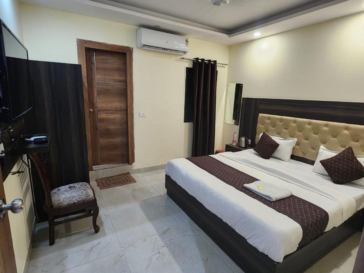 Hotel Ivy Plaza Luxury New Delhi Bagian luar foto
