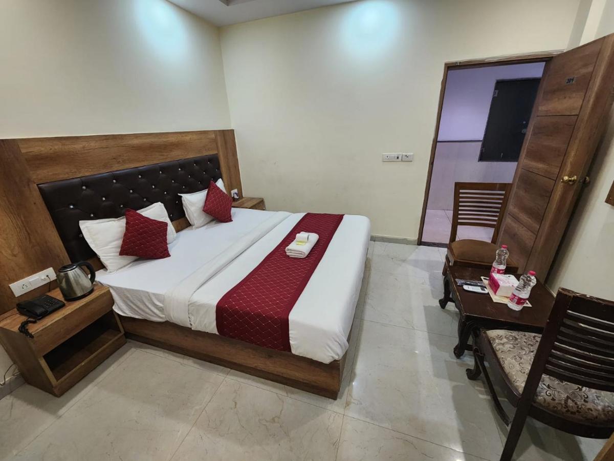 Hotel Ivy Plaza Luxury New Delhi Bagian luar foto