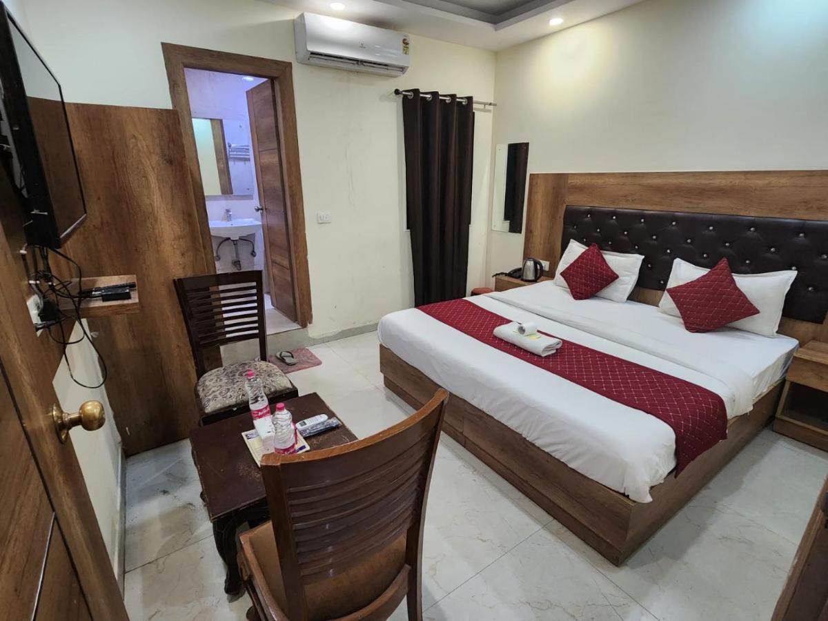Hotel Ivy Plaza Luxury New Delhi Bagian luar foto