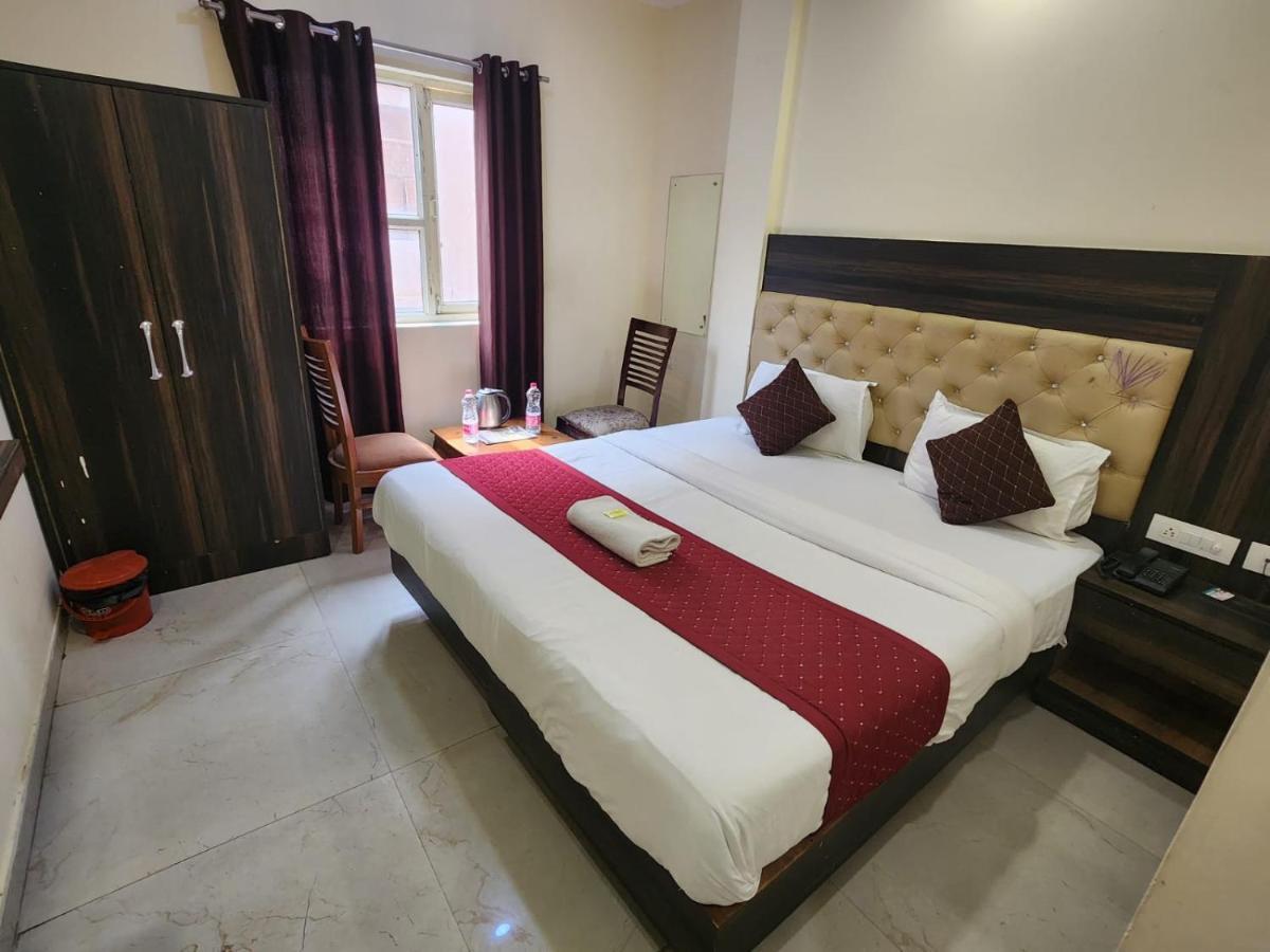 Hotel Ivy Plaza Luxury New Delhi Bagian luar foto