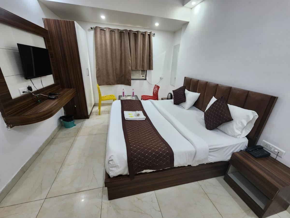 Hotel Ivy Plaza Luxury New Delhi Bagian luar foto