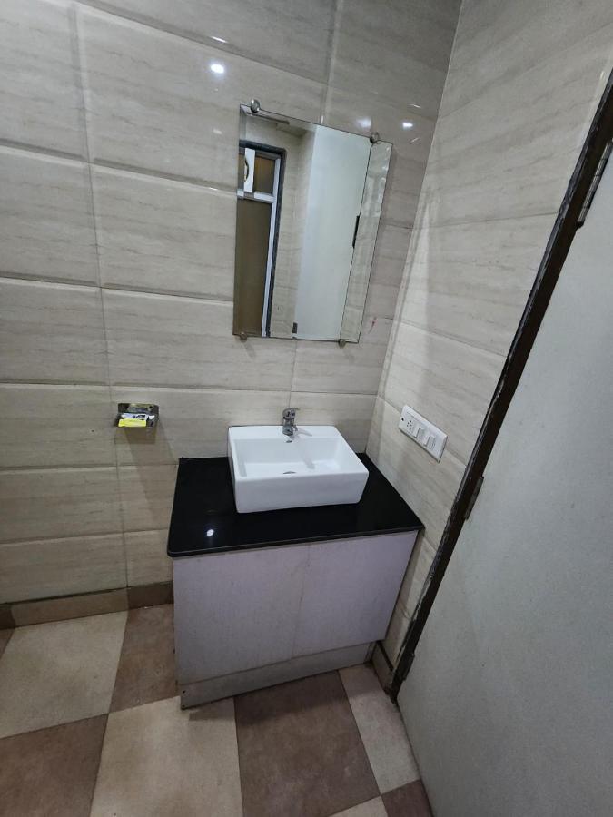 Hotel Ivy Plaza Luxury New Delhi Bagian luar foto