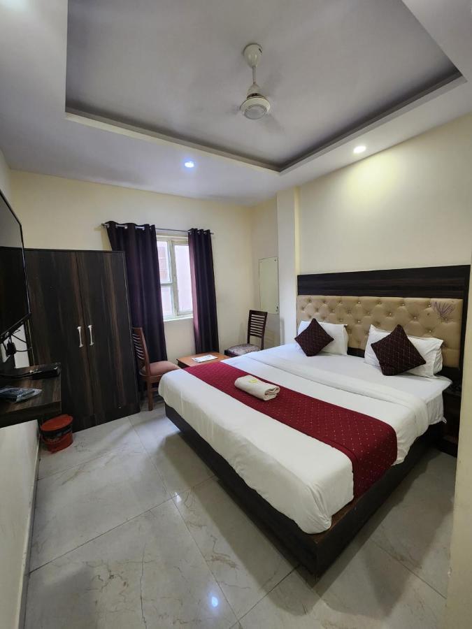 Hotel Ivy Plaza Luxury New Delhi Bagian luar foto