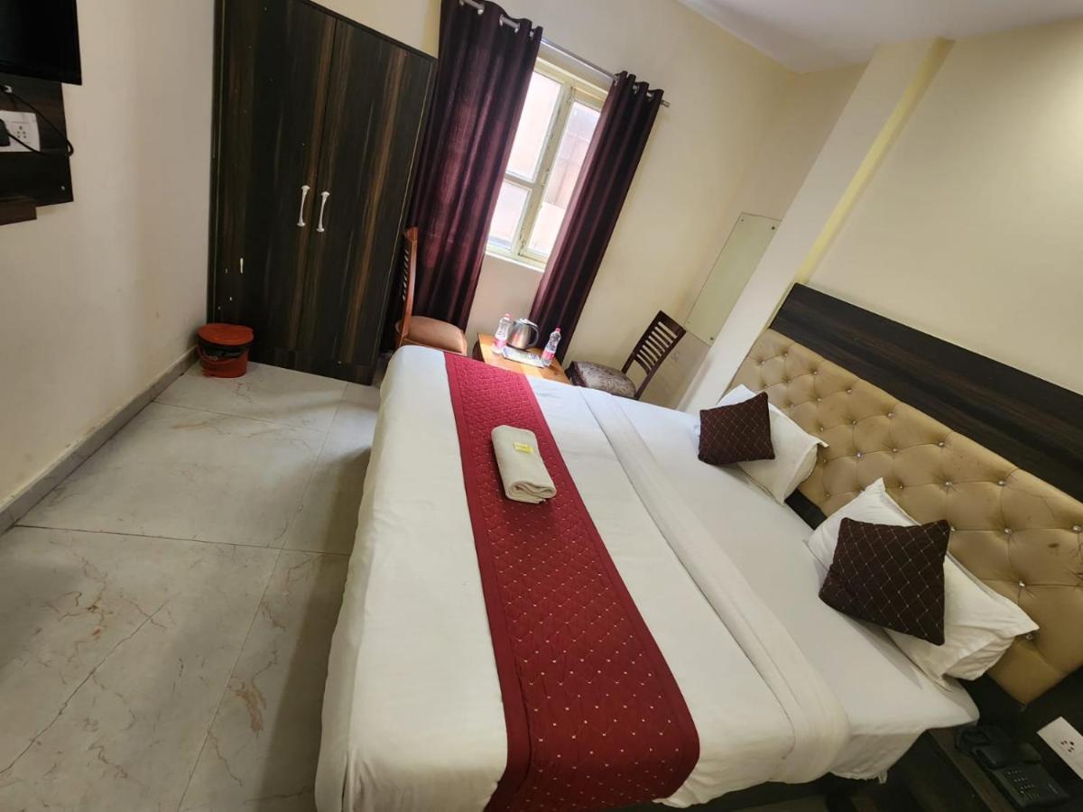 Hotel Ivy Plaza Luxury New Delhi Bagian luar foto
