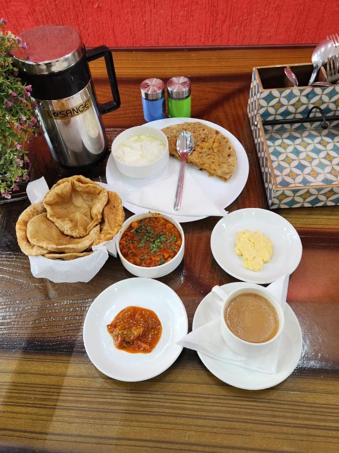Hotel Ivy Plaza Luxury New Delhi Bagian luar foto