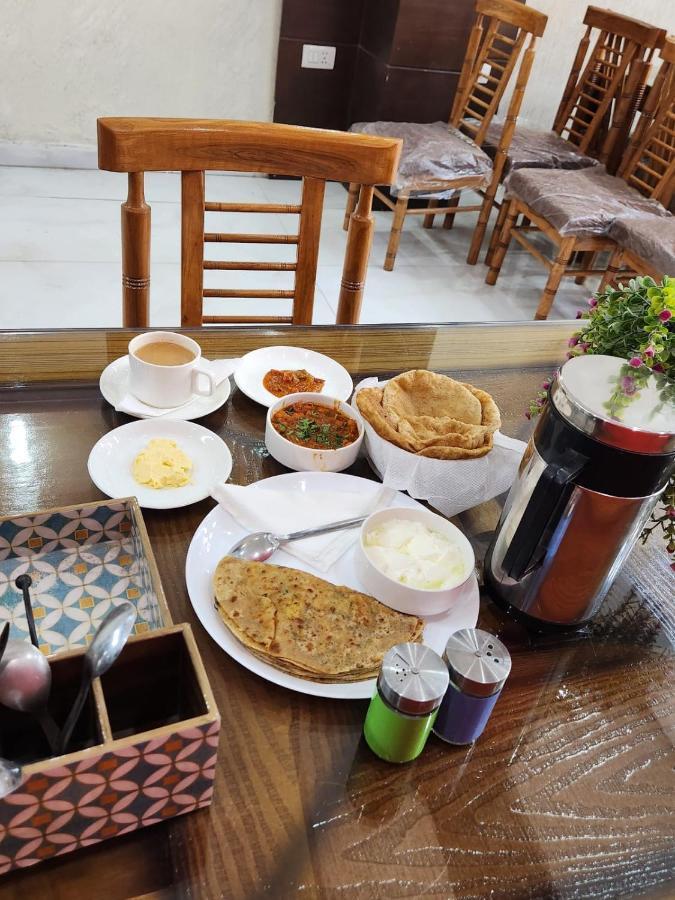 Hotel Ivy Plaza Luxury New Delhi Bagian luar foto