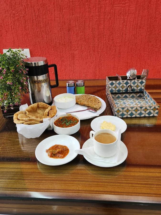 Hotel Ivy Plaza Luxury New Delhi Bagian luar foto